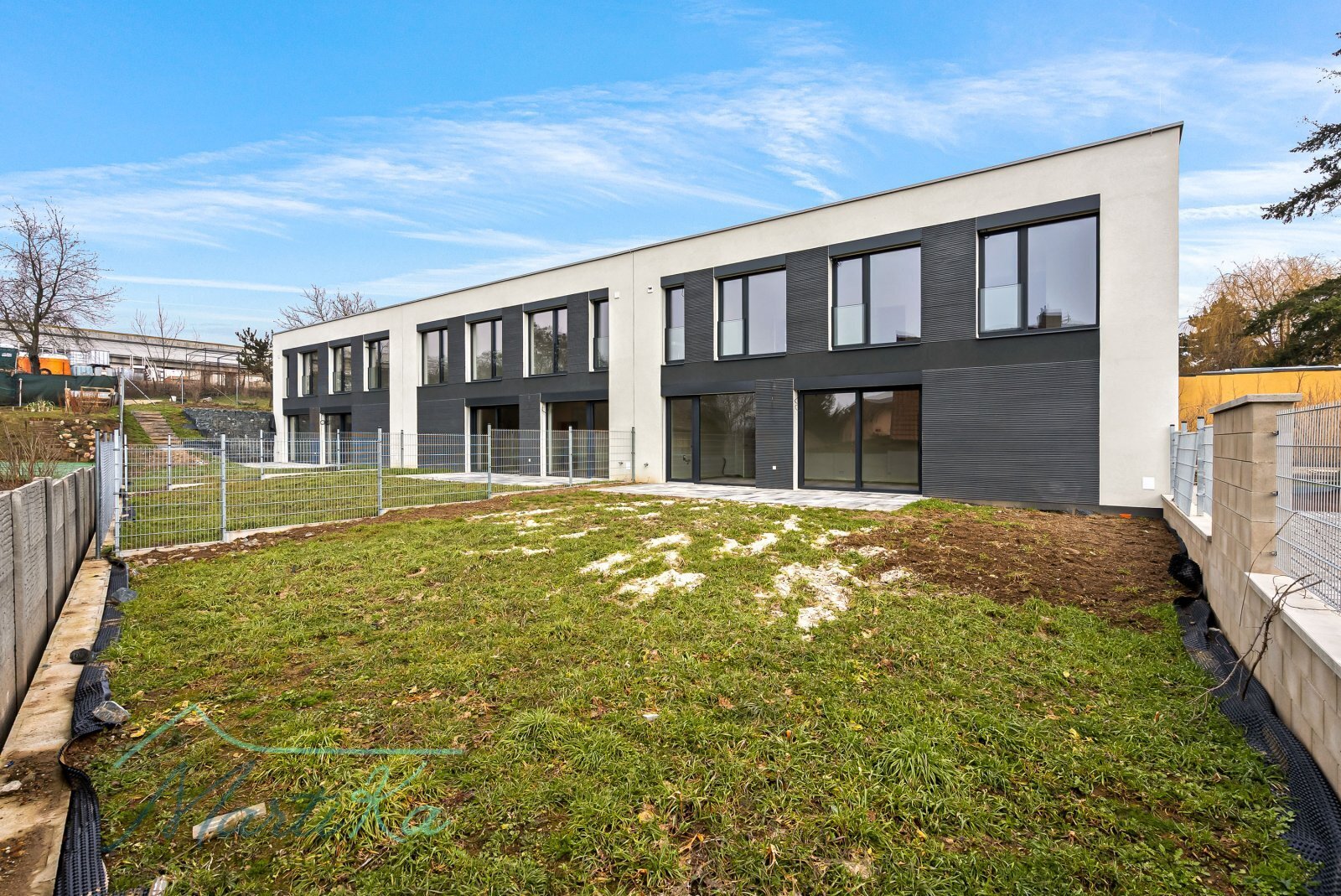 Prodej bytu 4 kk 142 m2 s terasou 23 m2, zahrádkou 157 m2 a 2 parkovacími místy v Úvalech u Prahy