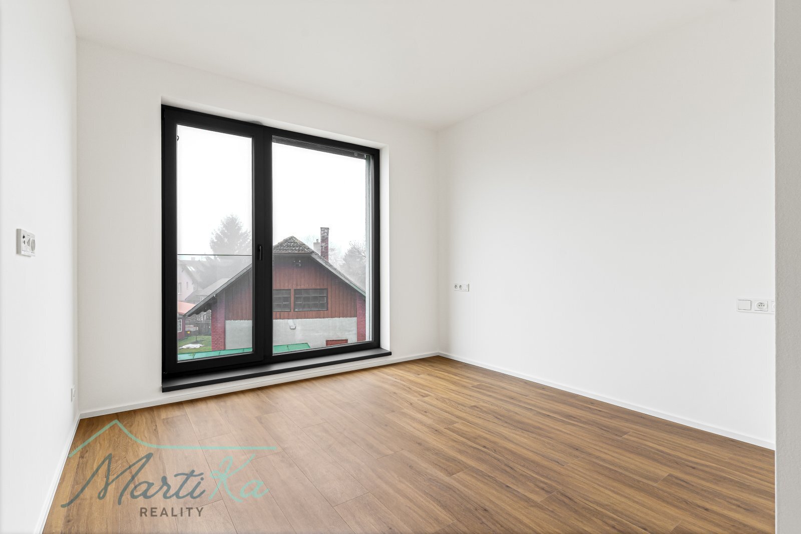 Prodej bytu 4 kk 142 m2 s terasou 23 m2, zahrádkou 157 m2 a 2 parkovacími místy v Úvalech u Prahy