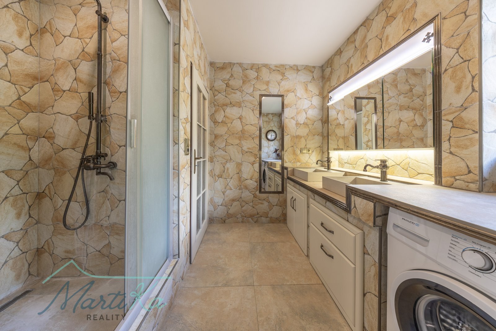 RD Sudovice_výjmečné sídlo_350 m&sup2; na pozemku 