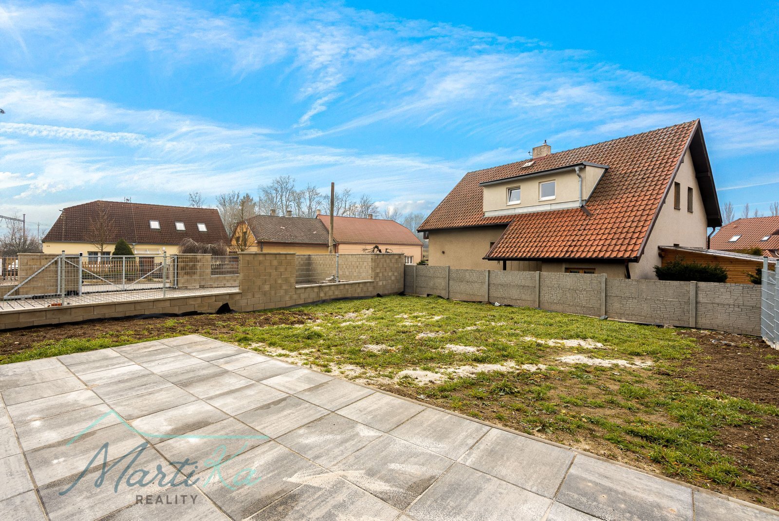 Prodej bytu 4 kk 142 m2 s terasou 23 m2, zahrádkou 157 m2 a 2 parkovacími místy v Úvalech u Prahy