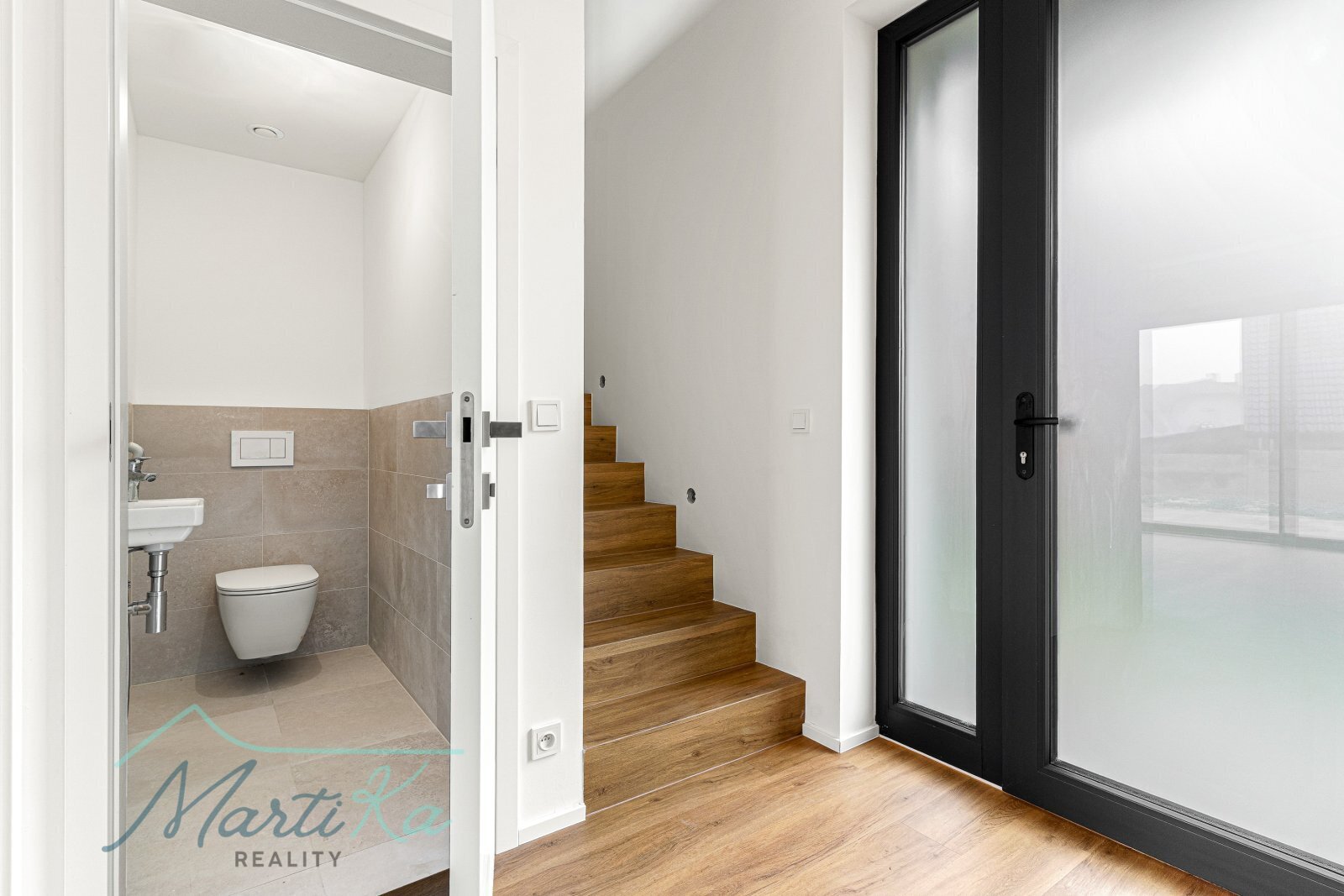 Prodej bytu 4 kk 142 m2 s terasou 23 m2, zahrádkou 157 m2 a 2 parkovacími místy v Úvalech u Prahy