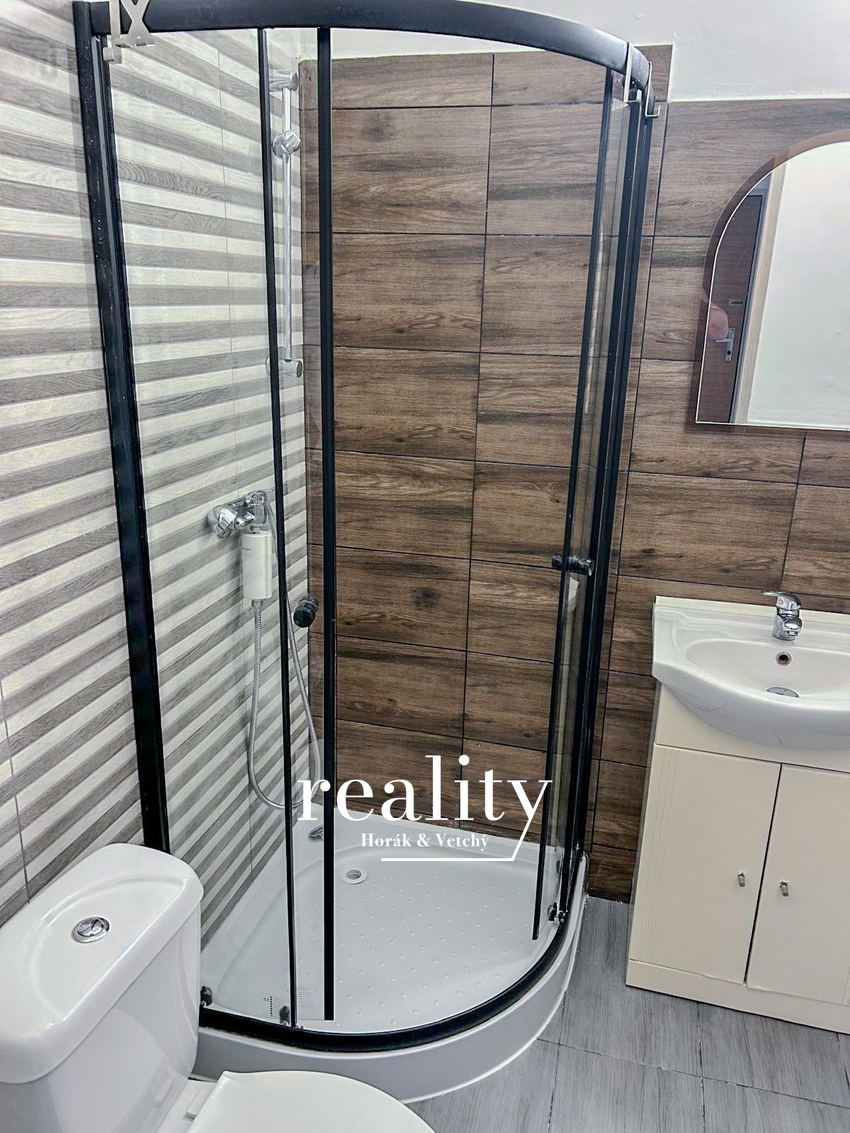 Sprchový kout s toaletou