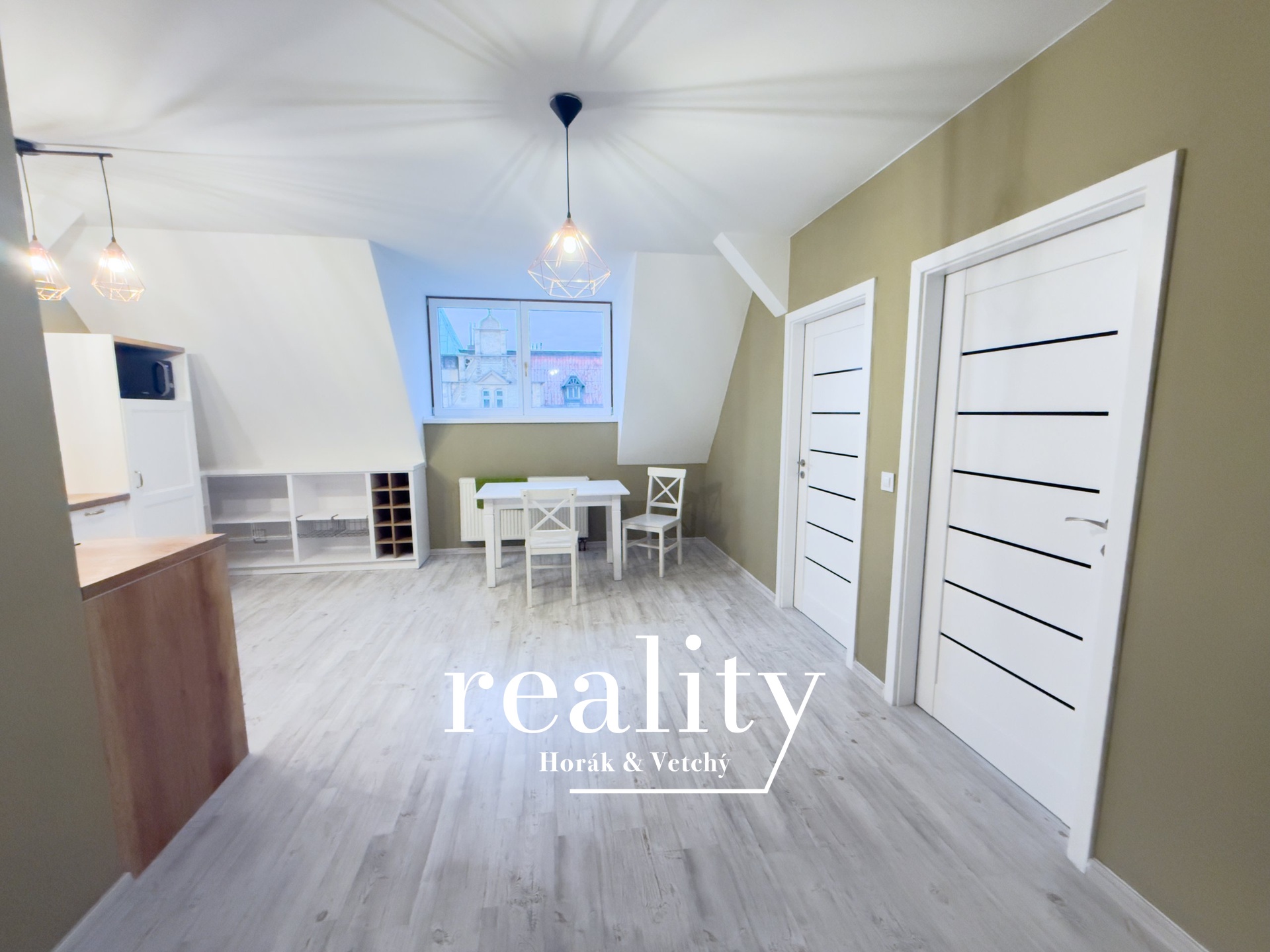 Pohled na obývací pokoj s kuchyňským koutem