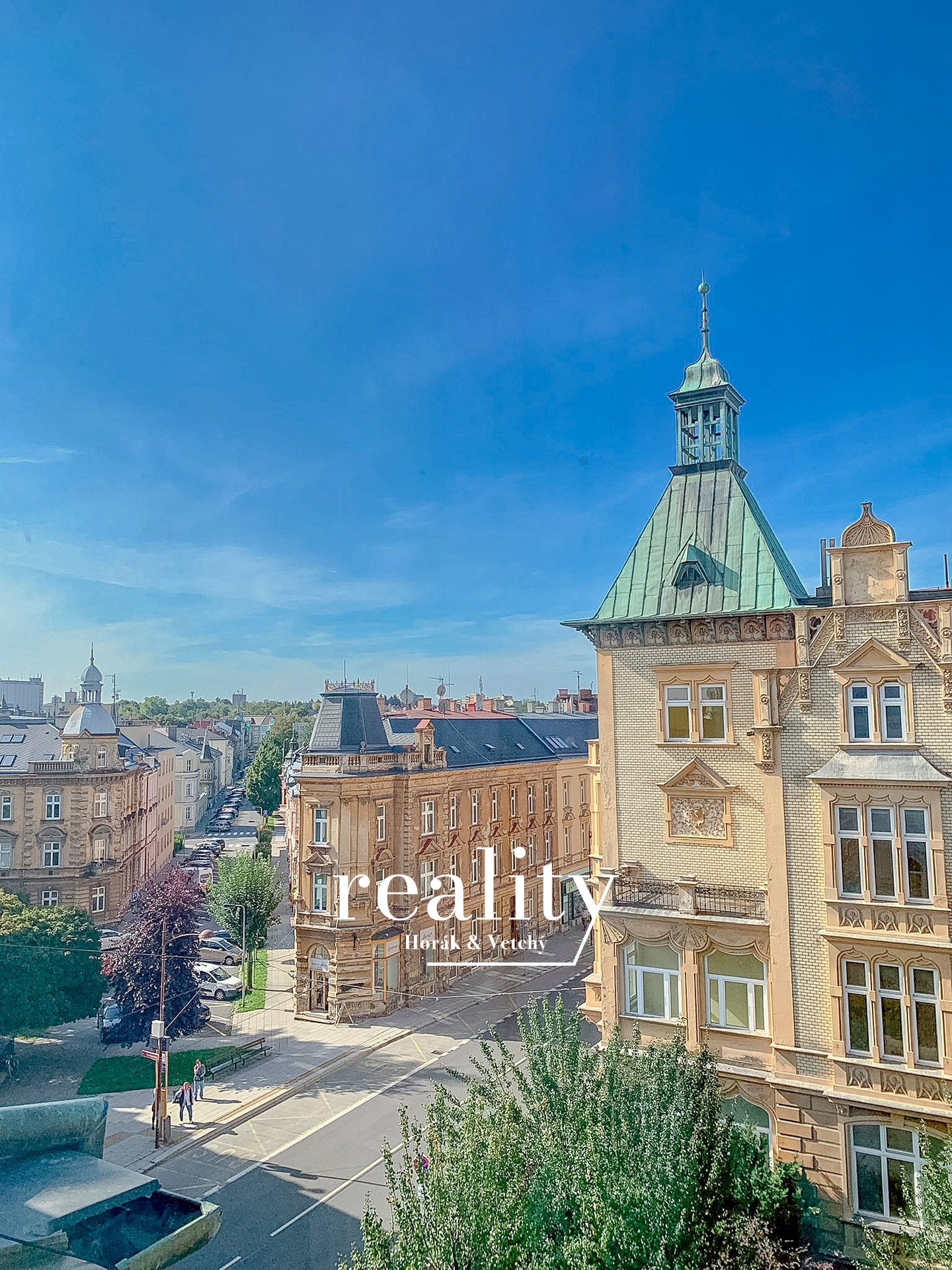 Výhled z bytu v létě