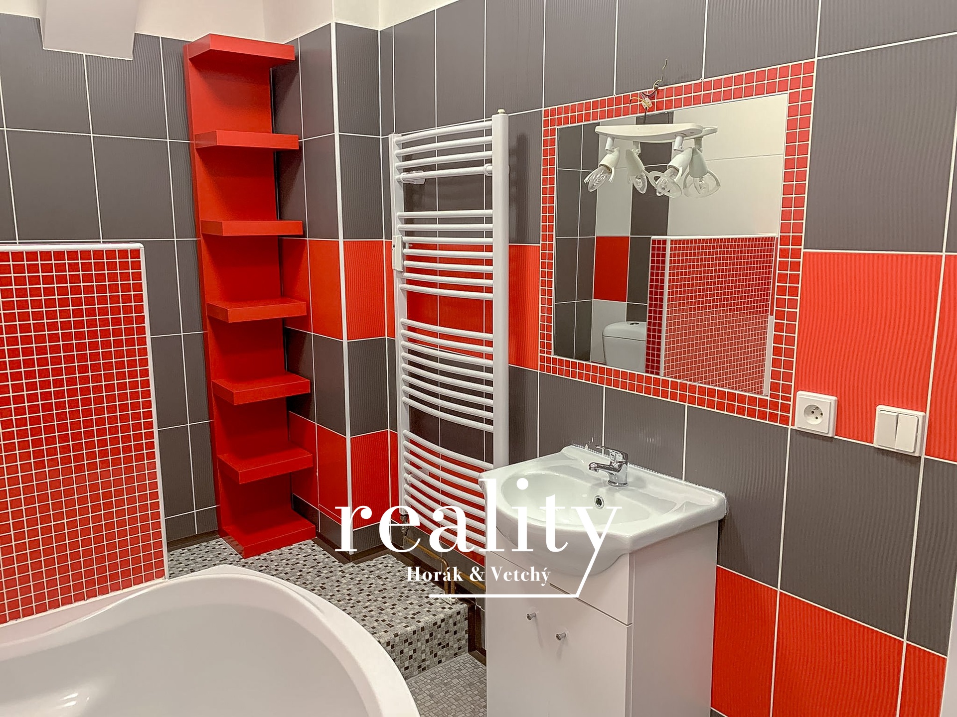 Koupelna s vanou a toaletou