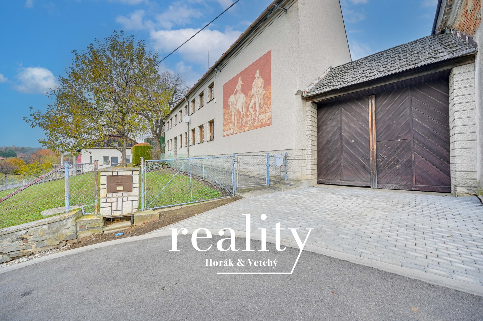 Vjezd do dvora + předzahrádka