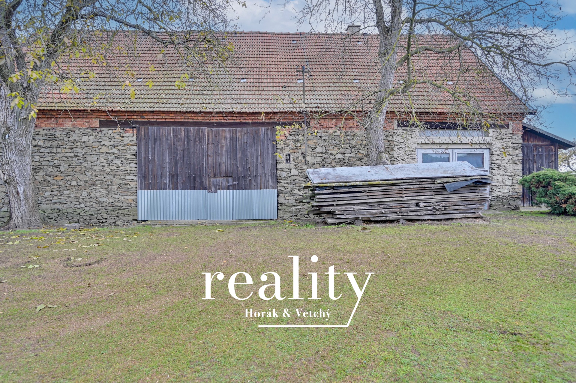 Vjezd do stodoly a dílny