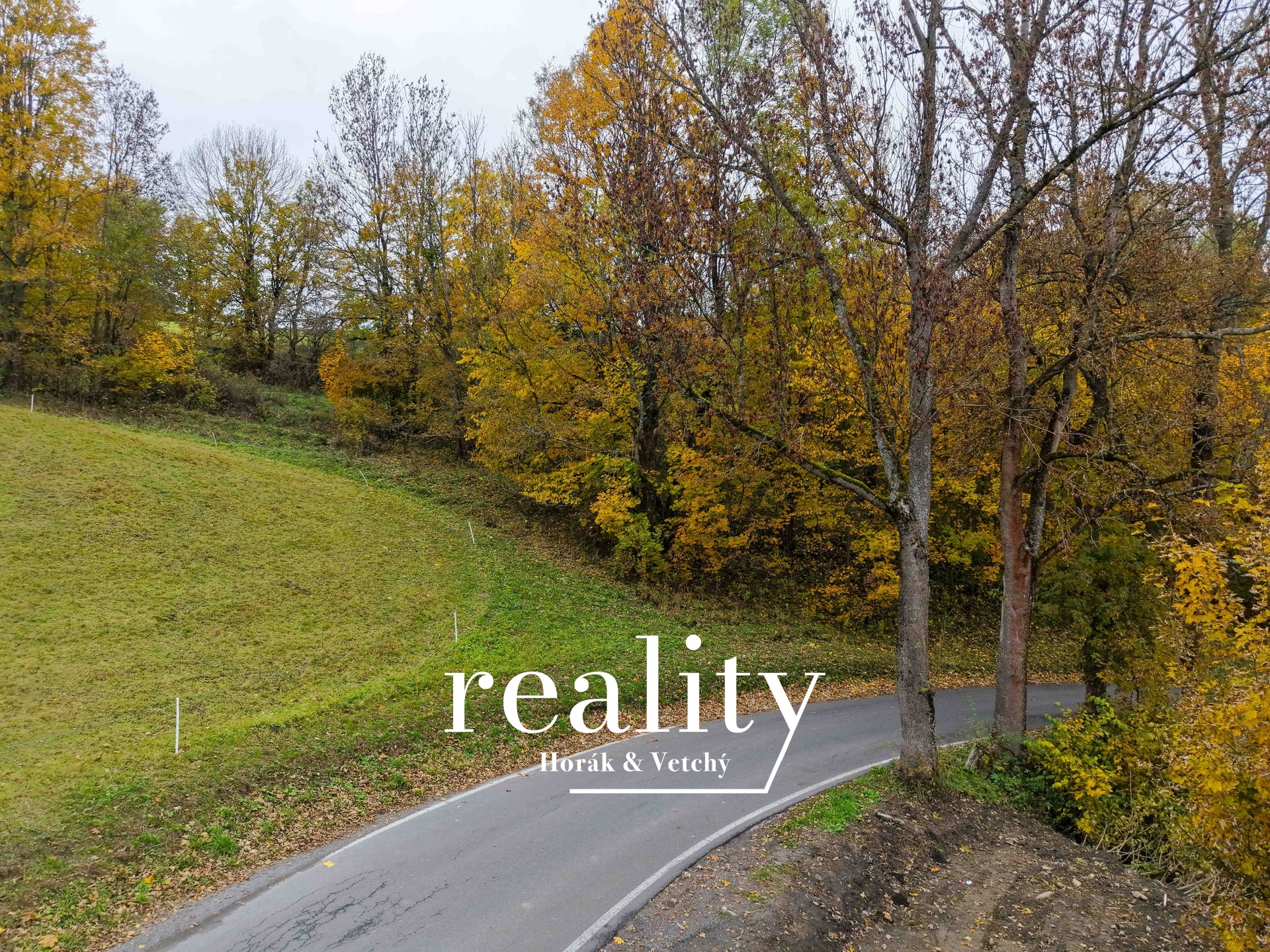 Asfaltová cesta u pozemku