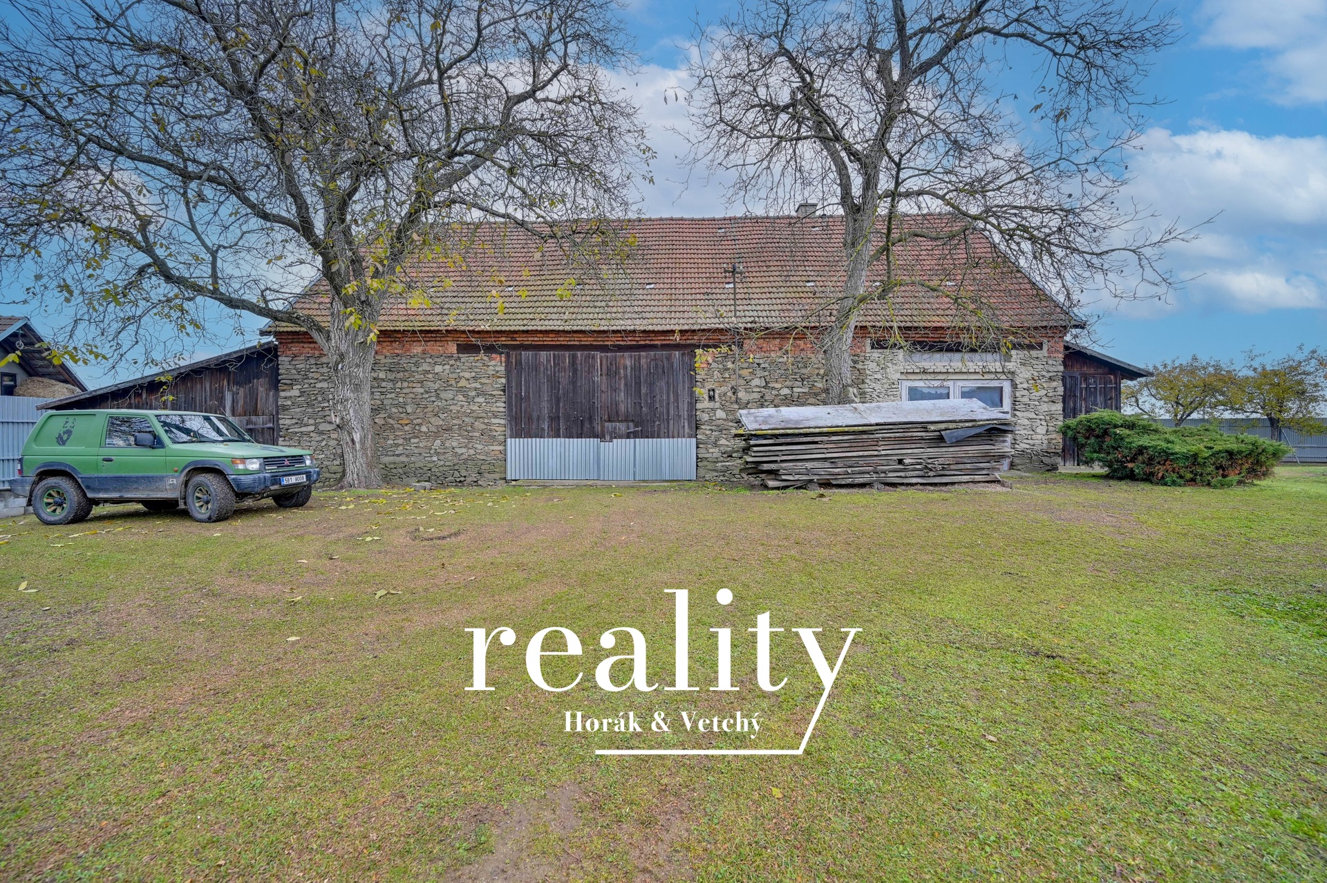 Stodola s dílnou a kůlny