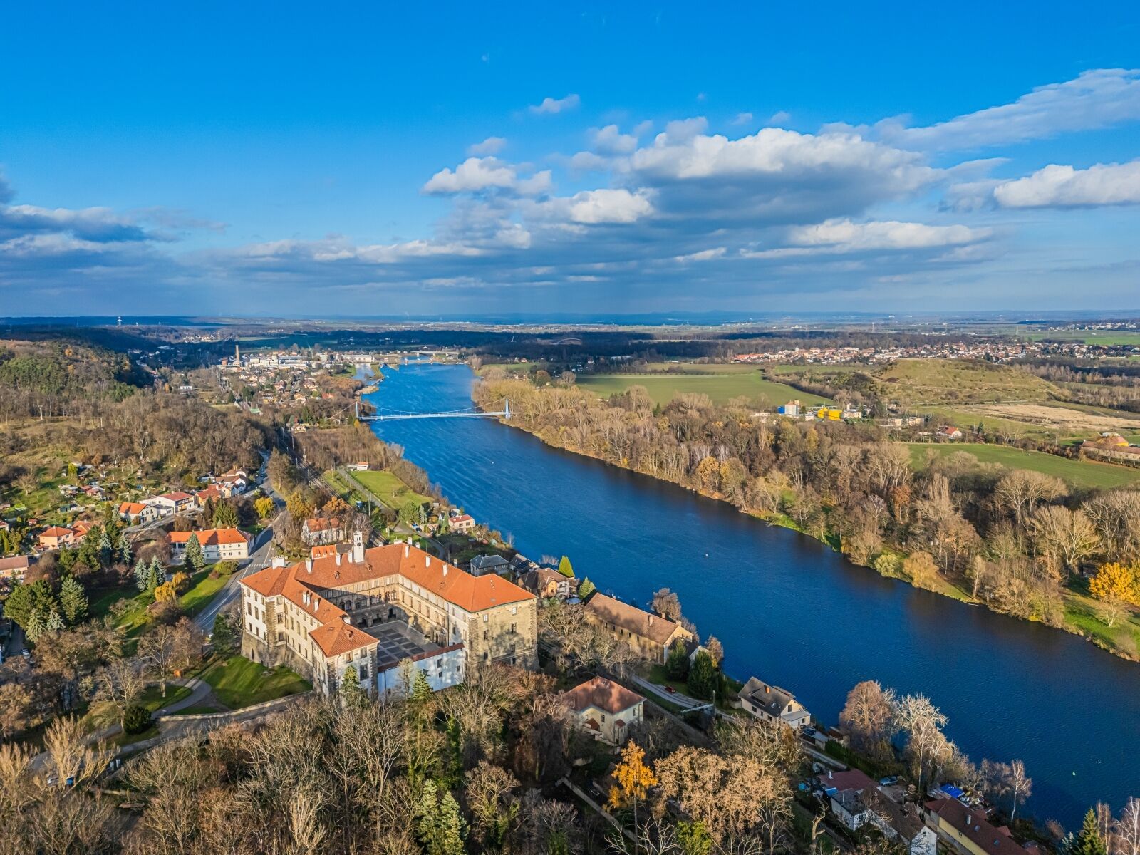 Pohled z dronu na zámek a řeku