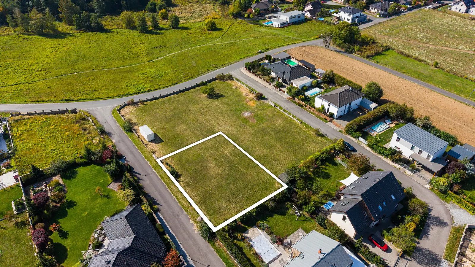 Parcela 220/13 z dronu, obtažená bílou čarou