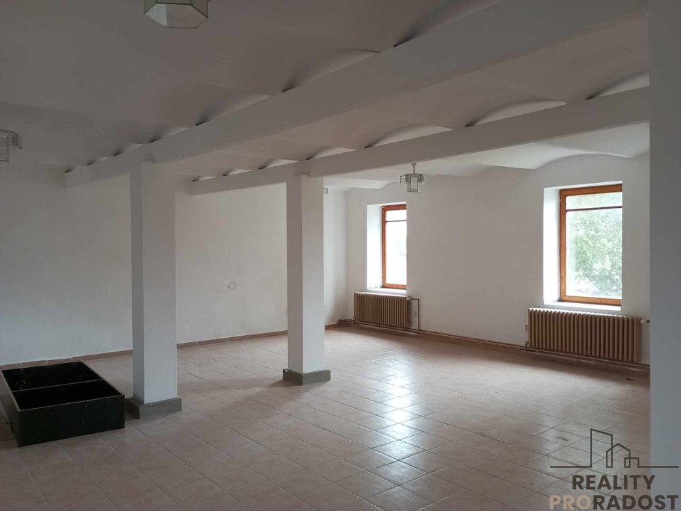 Pronájem skladu 300 m², Slaný