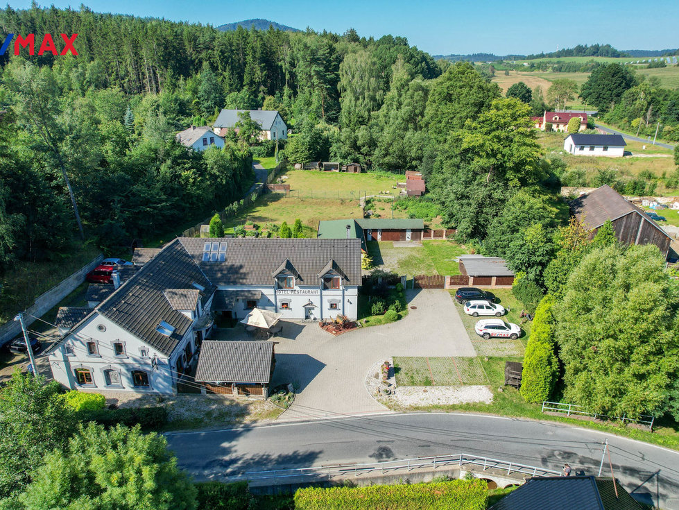 Hotel pohled s parkovišti