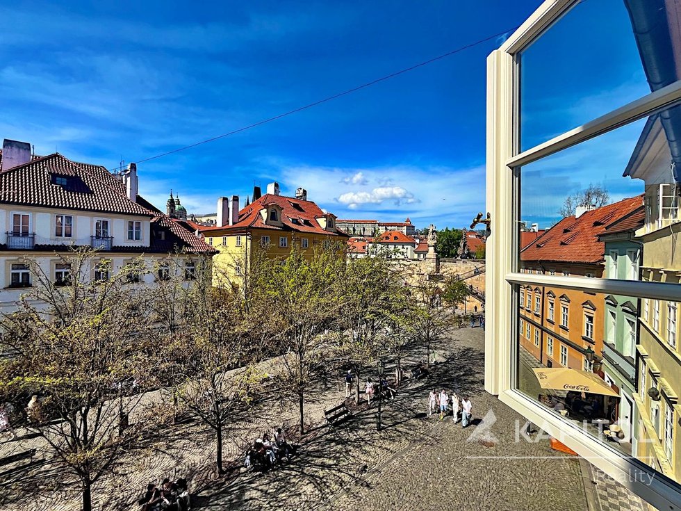 Výhled s obývacího pokoje na Karlův most a Pražský hrad
