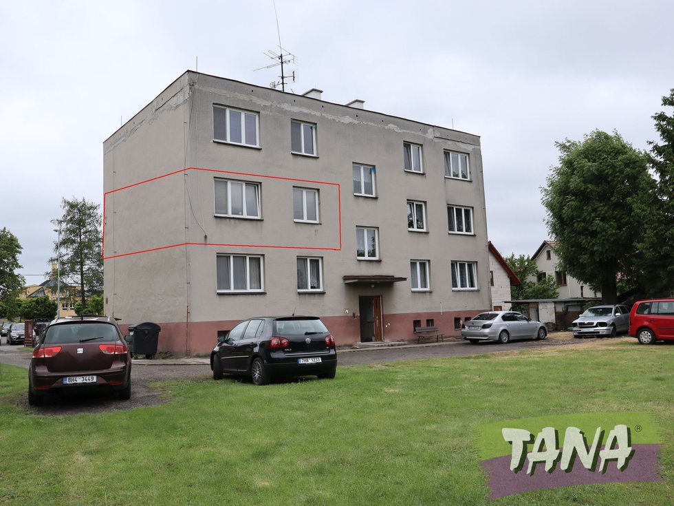 dům ze zahrady a parkovacími místy