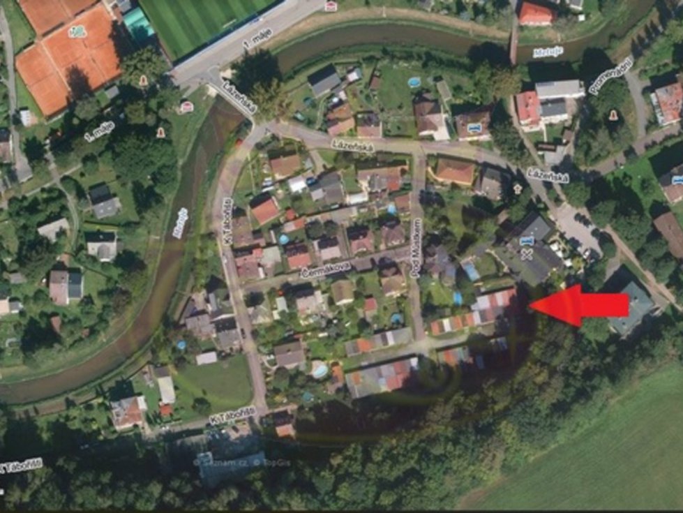 Nabízíme vám k prodeji  podíl 1/2 pozemku s garáží v Náchodě (Bělovsi).