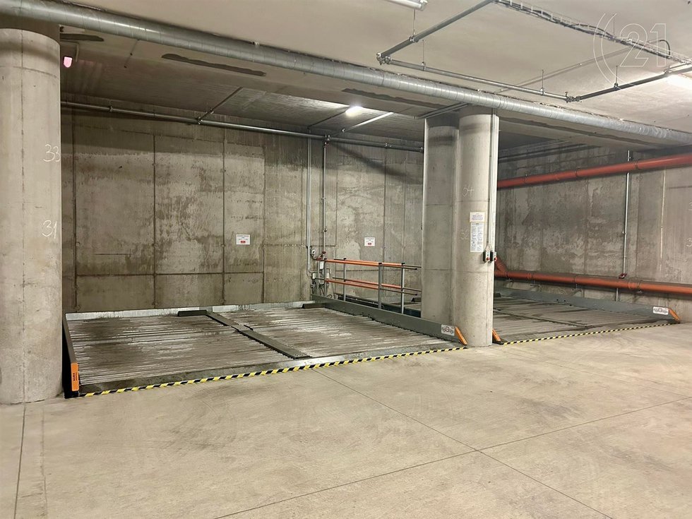 Pronájem parkovacího místa 14 m², Brno