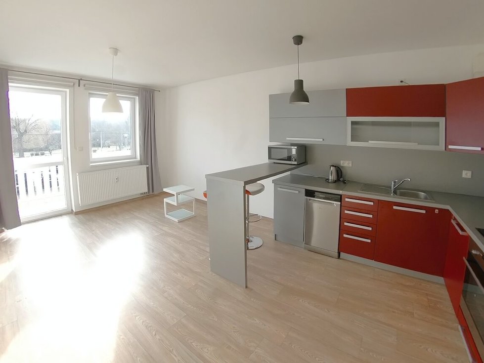 Pronájem bytu 2+kk 50 m², Tlučná