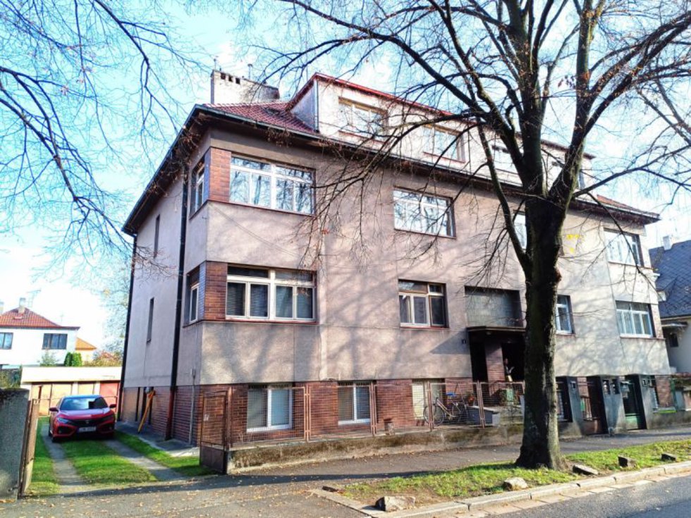 Byt 3+1 s lodžií, sklepem, kolnou a oploceným dvorem