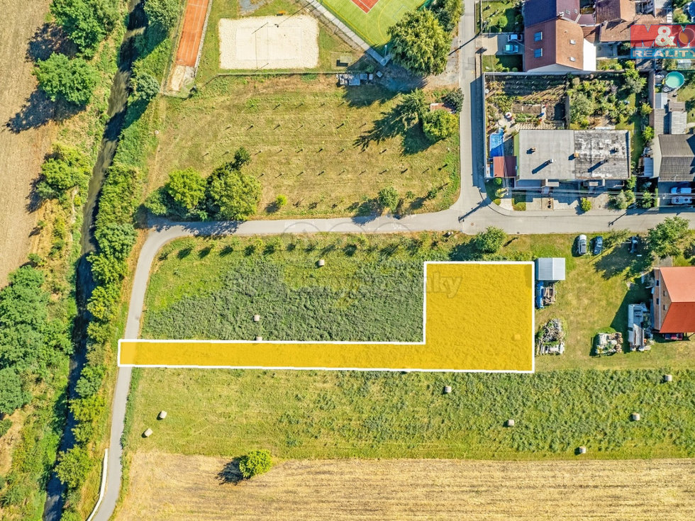 Prodej stavební parcely, Šaratice