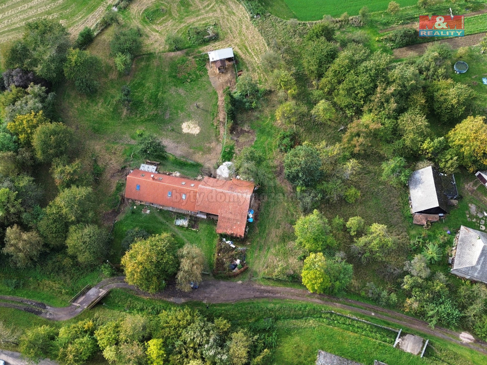 Prodej stavební parcely, Lužany