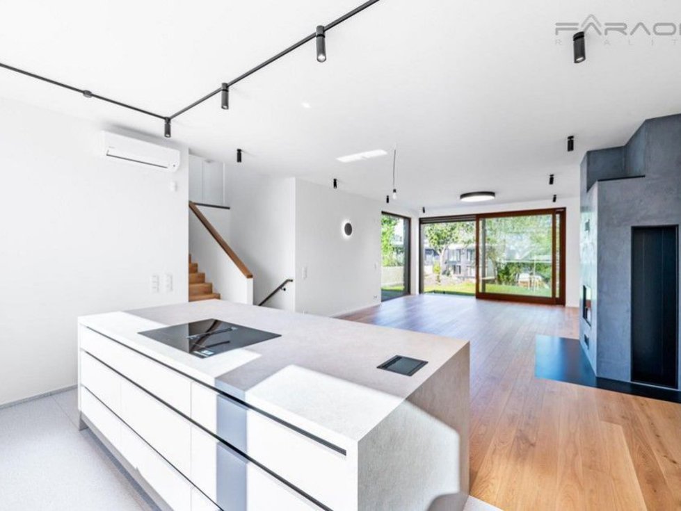 Pronájem rodinného domu 219 m², Praha