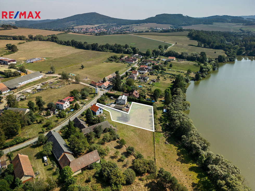 Prodej stavební parcely 1909 m², Zvěstov