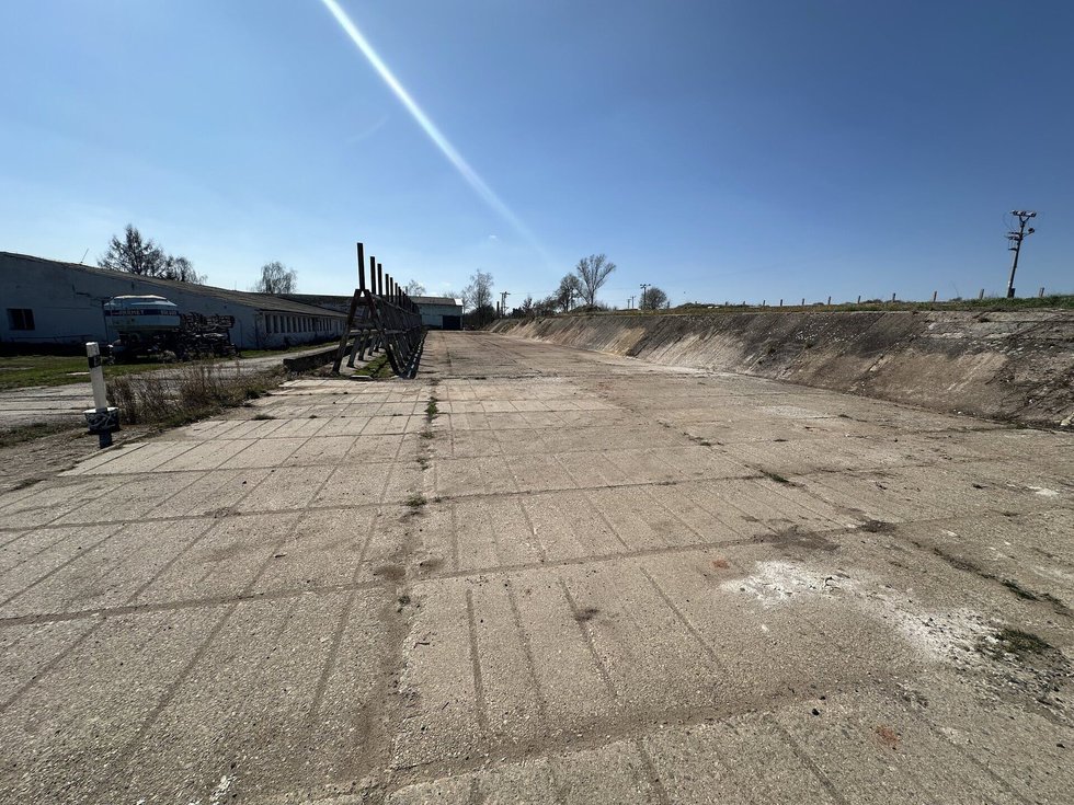 Prodej komerčního pozemku 8200 m², Neprobylice