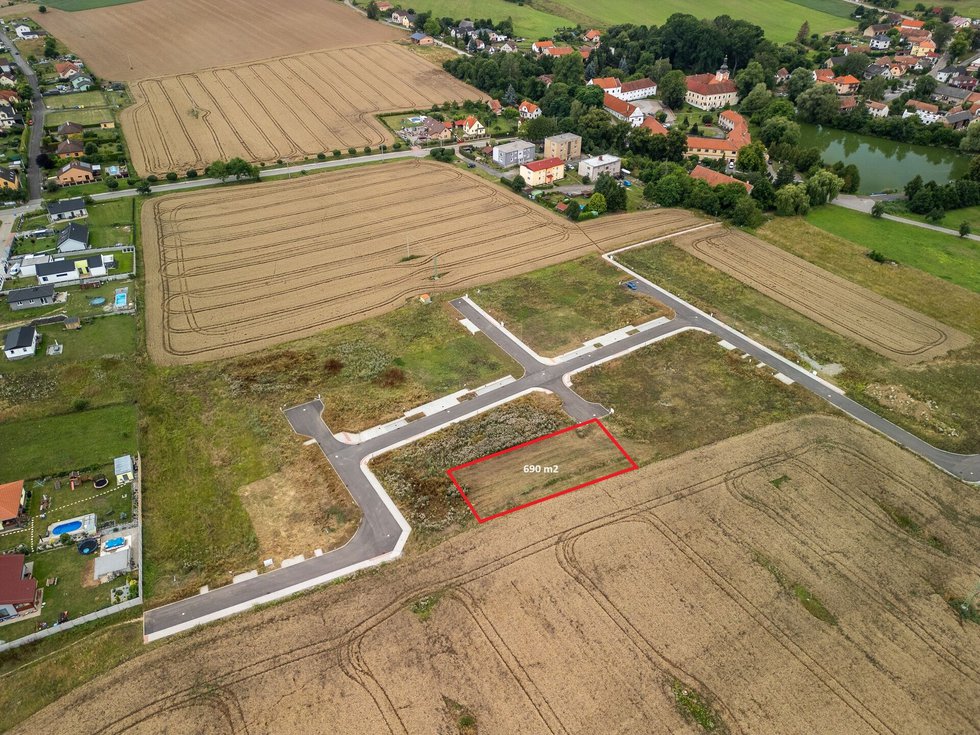 Prodej stavební parcely 690 m², Lešany