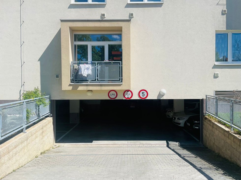 Prodej parkovacího místa 13 m², Praha