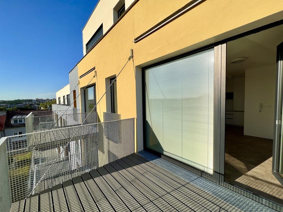 Pronájem bytu 1+kk s velkým skladem na patře v Třebíči (BALKON ORIENTOVANÝ NA ZÁPAD)