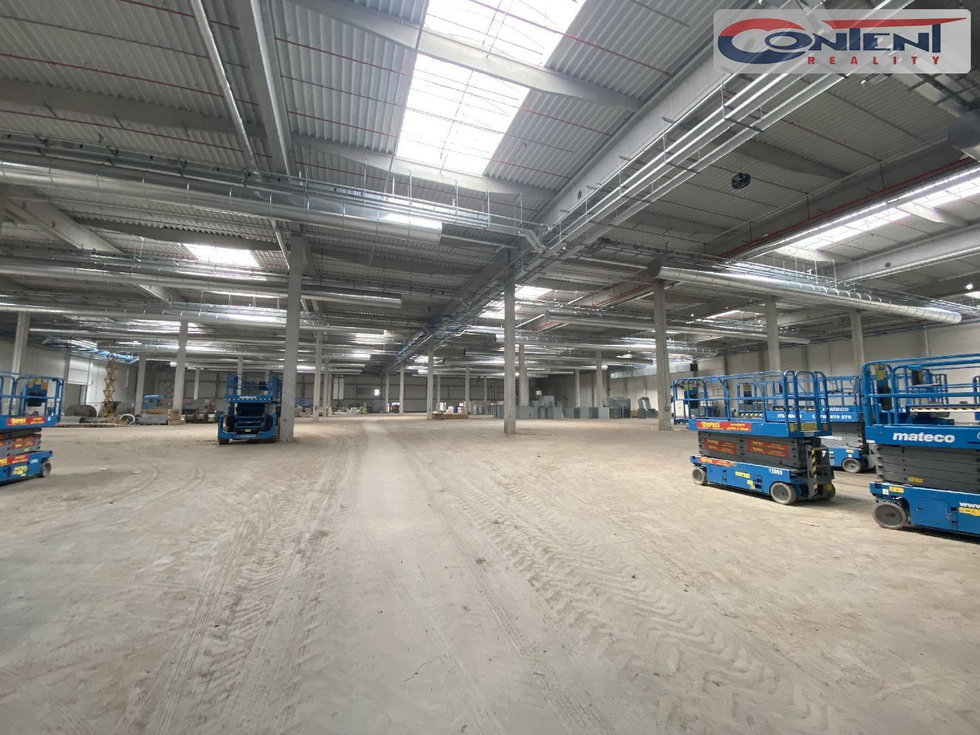 Pronájem skladu 3078 m², Holubice