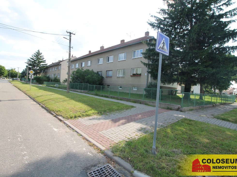 Pohled na dům z ulice - Podivín - prodej bytu 2+1