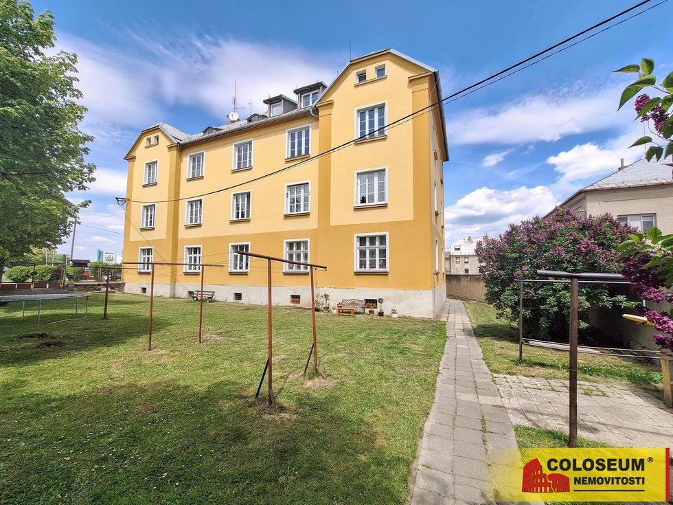 Pohled z ulice na dům - Bruntál - prodej bytu