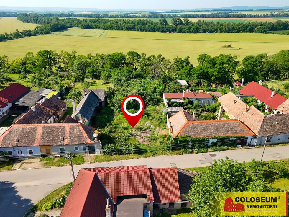 Pohled na pozemek z dronu - Hrádek u Znojma - prod