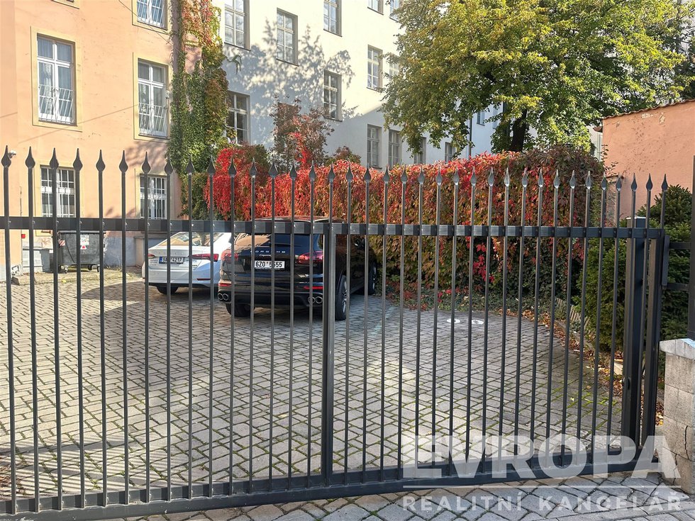 Pronájem parkovacího místa 20 m², Praha