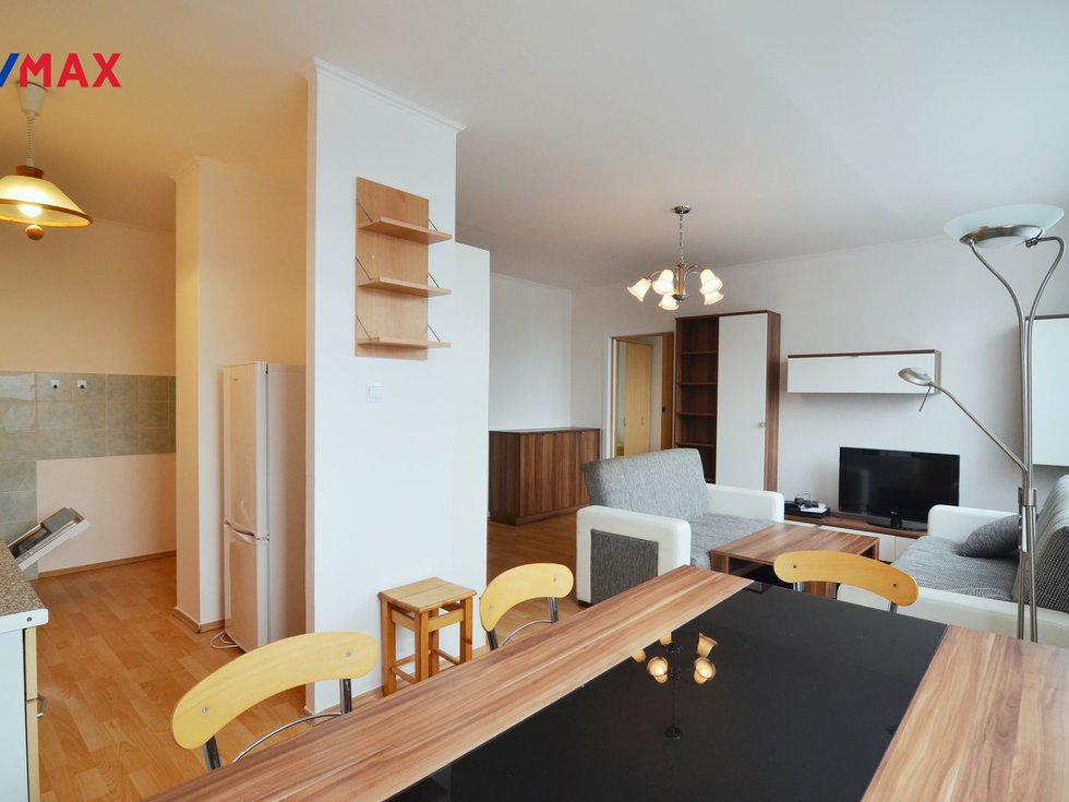 prostorný obývací pokoj s kk