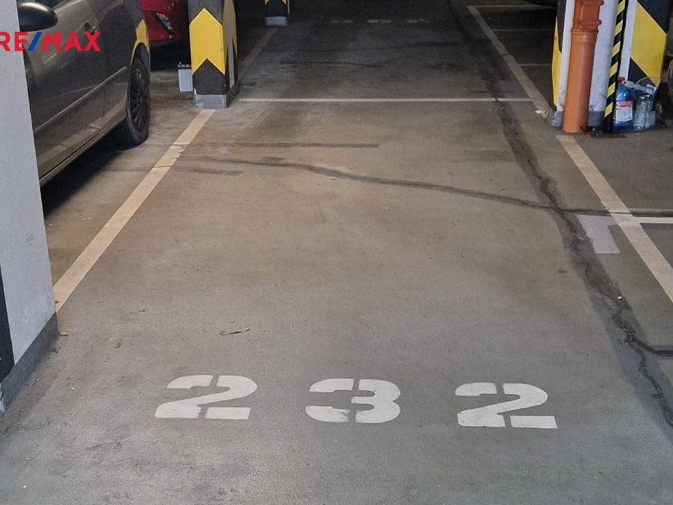 Pronájem parkovacího místa 12 m², Praha