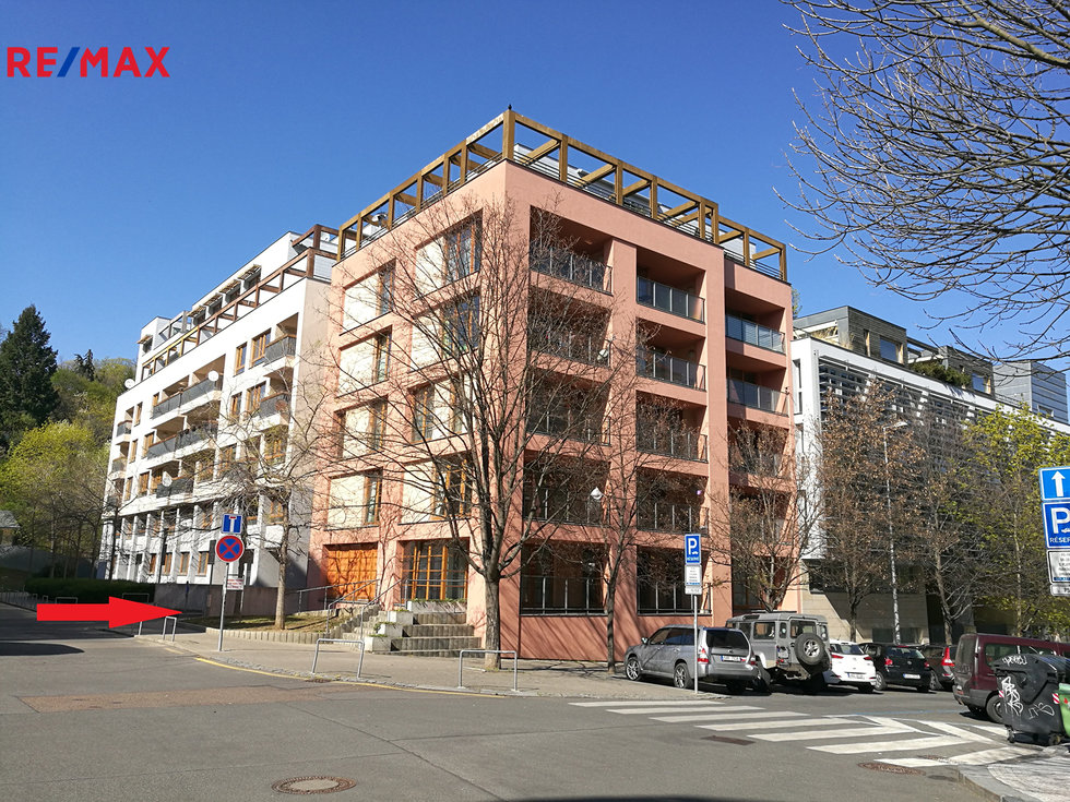 Pronájem parkovacího místa 15 m², Praha