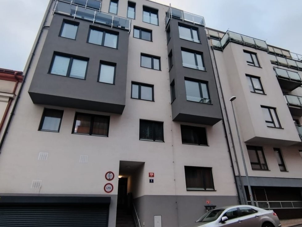 Pronájem parkovacího místa 12 m², Praha
