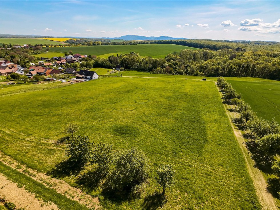 Prodej stavební parcely 1500 m², Líšná
