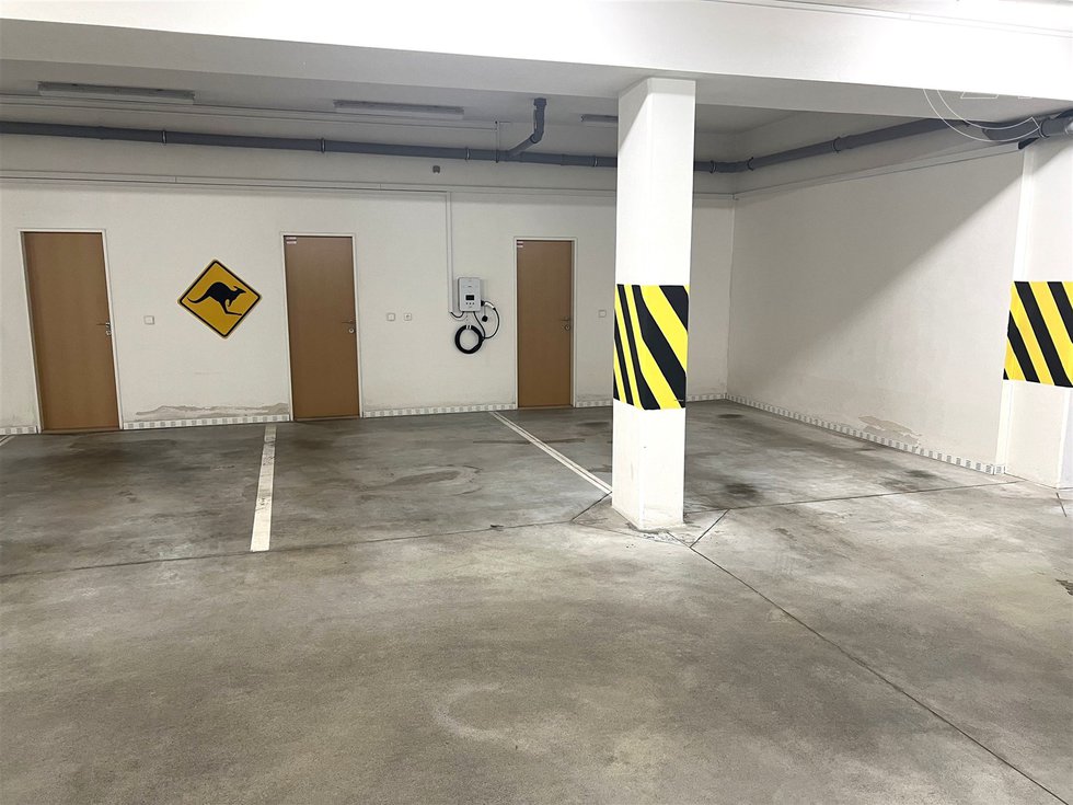Pronájem parkovacího místa 11 m², Brno