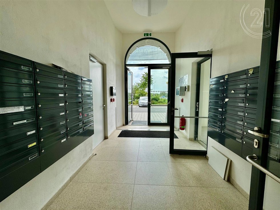 recepce / lobby s hasicí přístroj a poštovní oblas