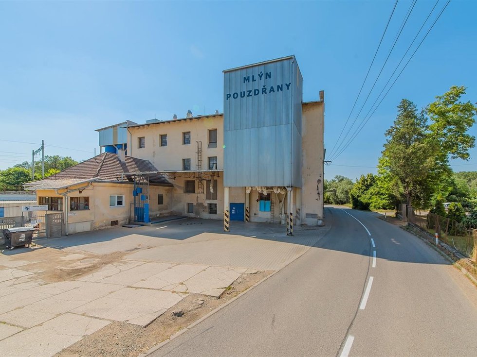 Prodej výrobního objektu 6000 m², Pouzdřany