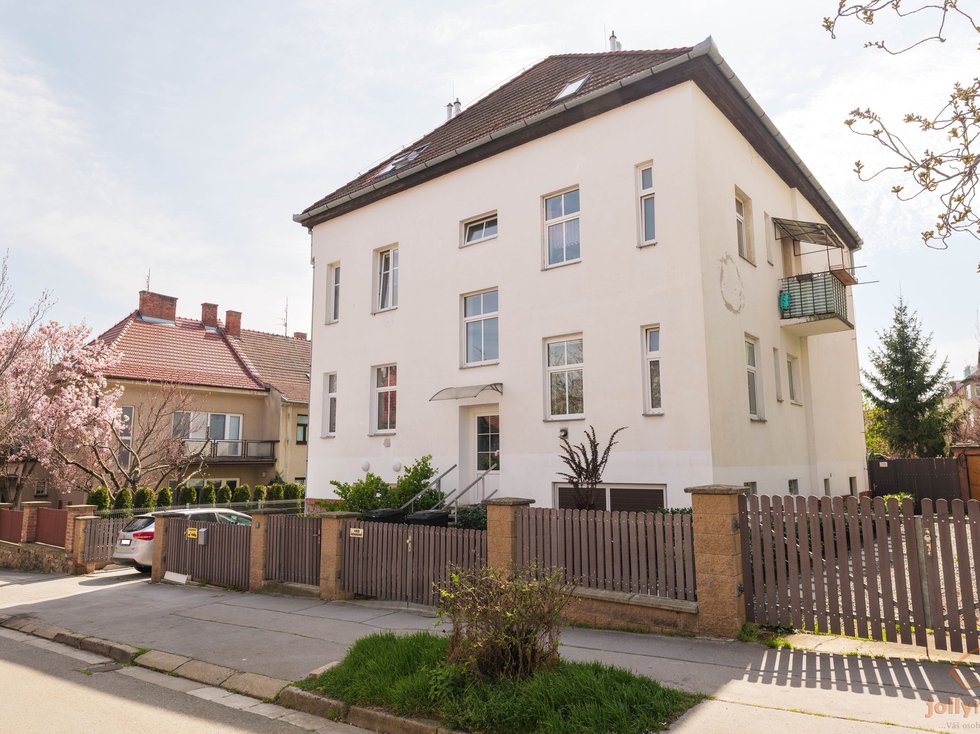 SMRKALOVA I ZDRAHALOVA 47-35