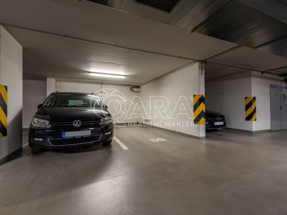 Pronájem parkovacího místa 14 m², Praha