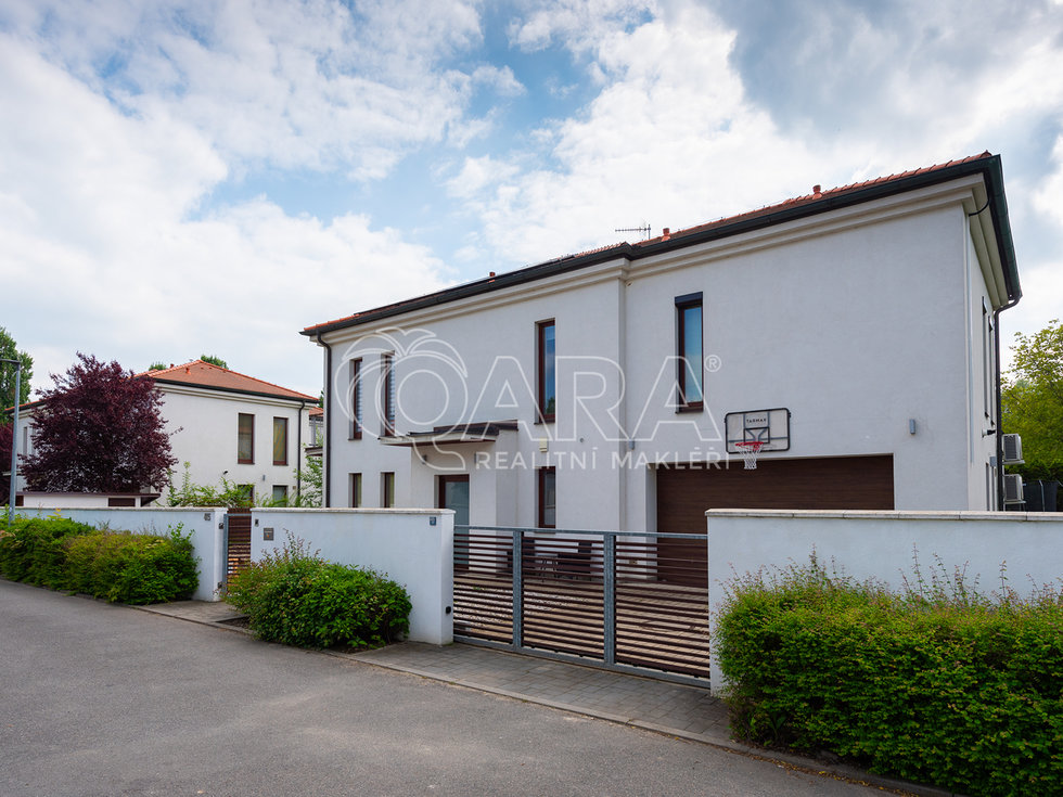 Prodej rodinného domu 285 m², Statenice