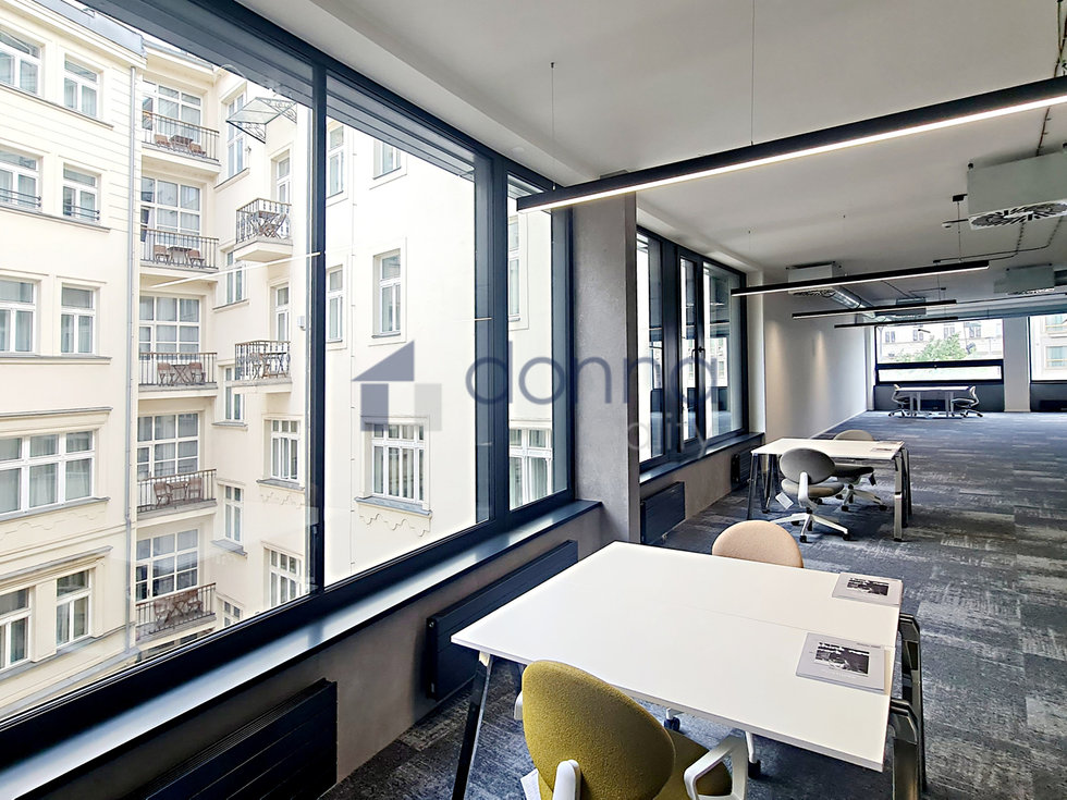 Pronájem kanceláře 326 m², Praha