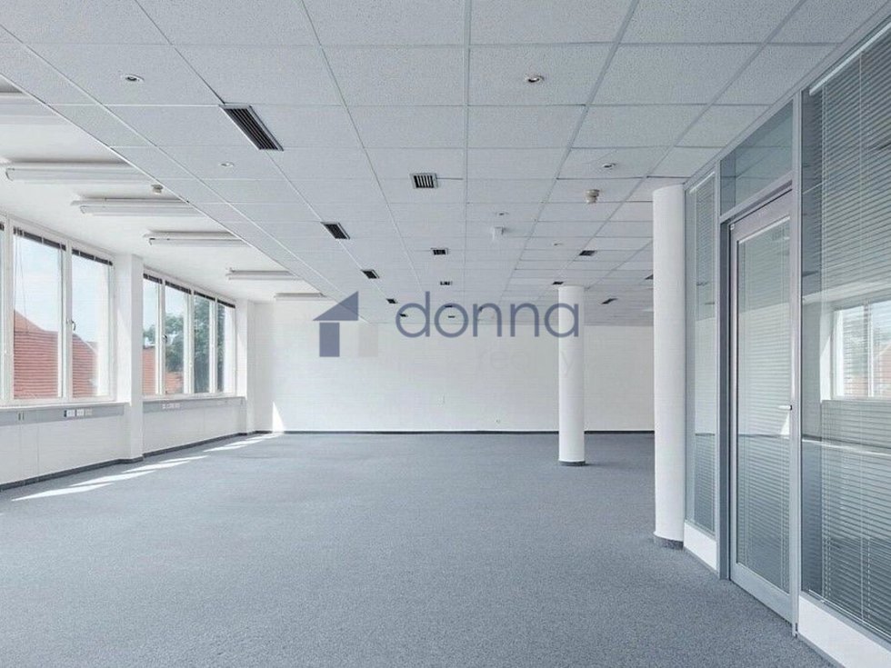 Pronájem kanceláře 300 m², Praha