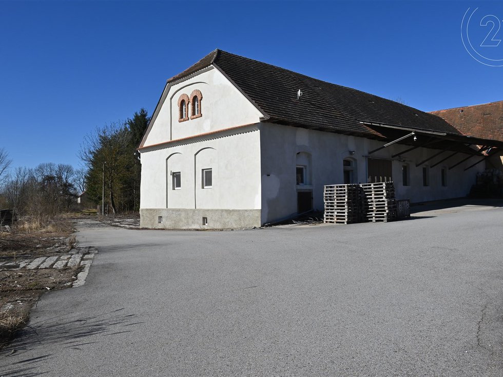 Pronájem výrobního objektu 2215 m², Mladý Smolivec